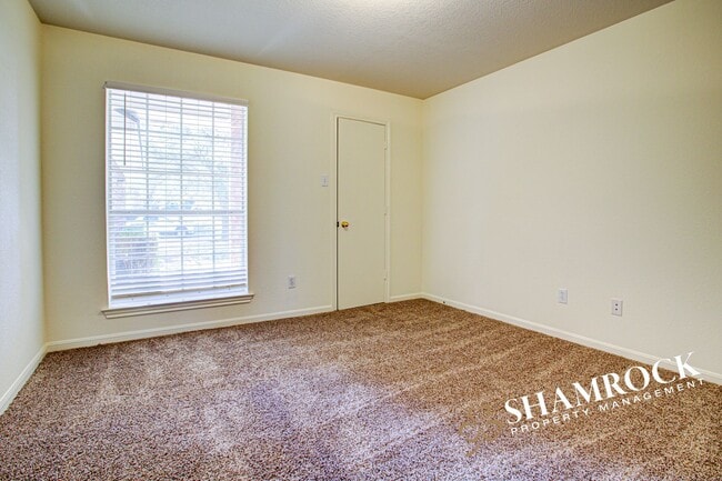 Building Photo - Duplex near Hewitt Post Office