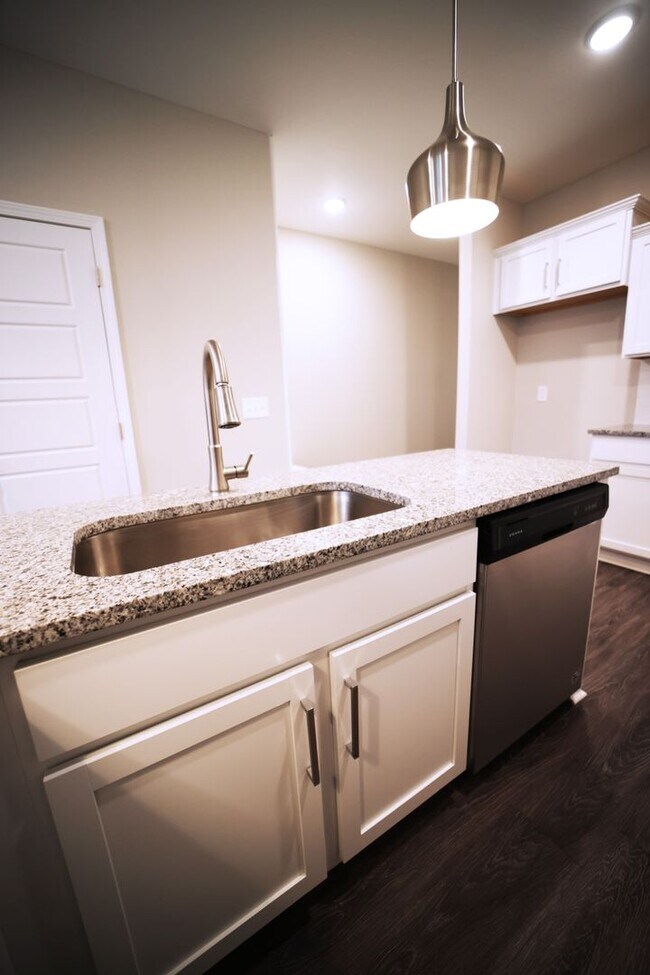 Building Photo - 220 Drayton Dr