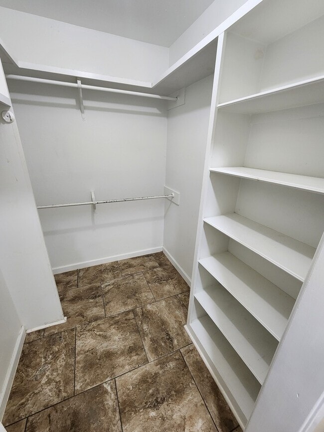 Building Photo - 4 bed 2 1/2 bath home, 2 car garage!