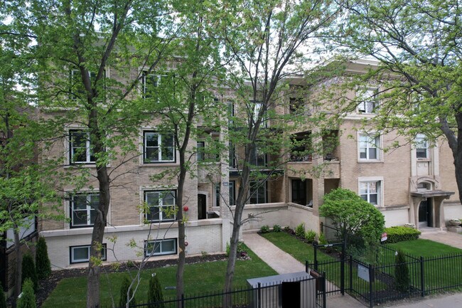 Building Photo - 4338 N Clarendon Ave