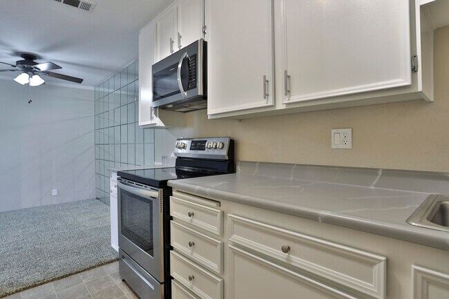 Building Photo - 2820 N Arcadia Ct