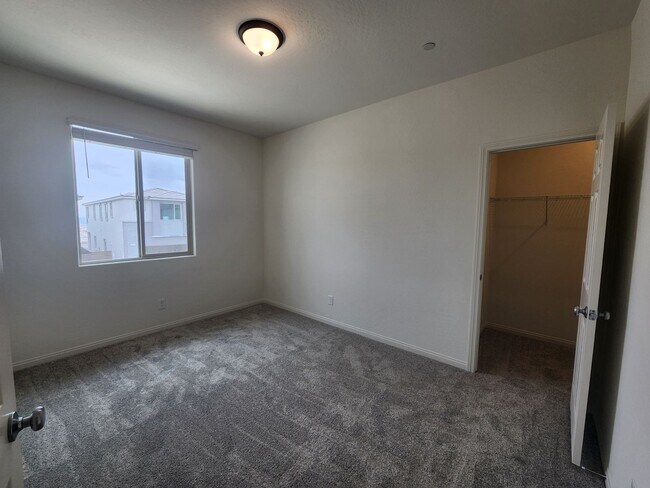 Building Photo - WOW Four Bedroom in North Summerlin!
