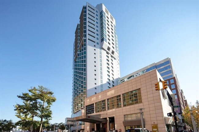 Building Photo - 225 River St
