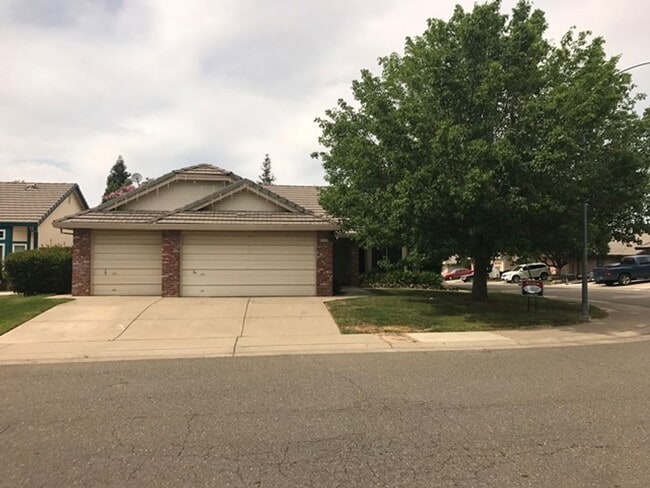 Building Photo - Nice house