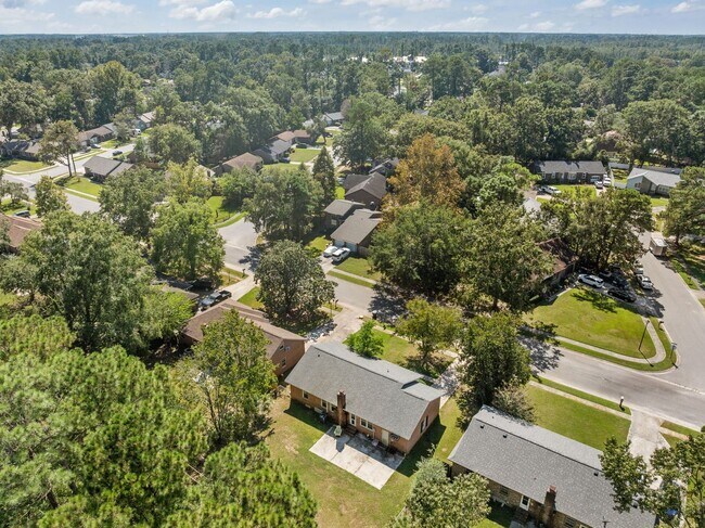 Building Photo - Charming Rental in Central Location