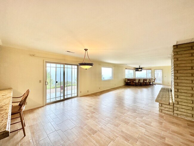 Building Photo - Beautiful Custom Home in Fallbrook, just m...