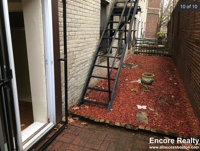 Building Photo - 352 Riverway