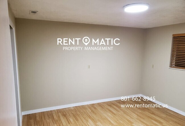 Building Photo - 1207 E Gaylene Cir