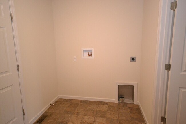 Building Photo - Renovated 2 bedroom 1 bath Pet Friendly Apt with Washer Dryer hook ups