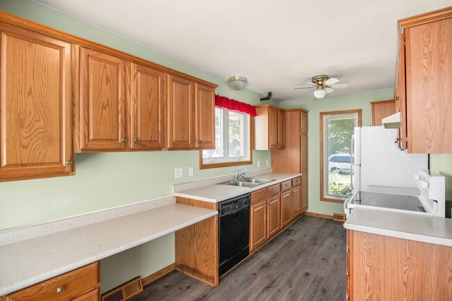 Building Photo - 431 Parkside Dr