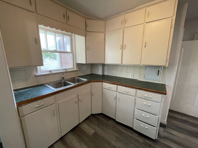 Building Photo - Four bedroom one bathroom home for rent