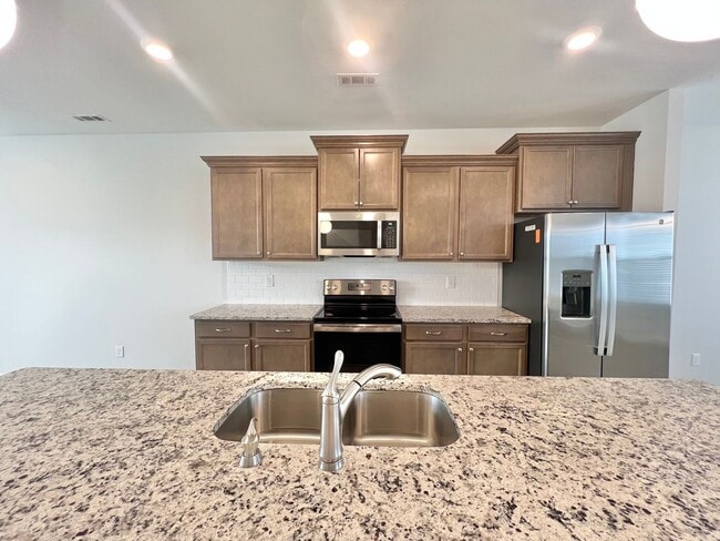 Building Photo - **OFFERING RENT PROMOTION FOR FIRST 6 MONT...