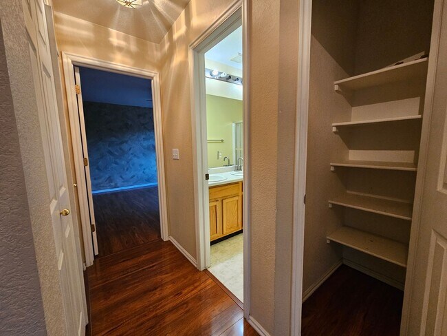 Building Photo - Fabulous 4 Bed Home Near Buckley Space Force Base