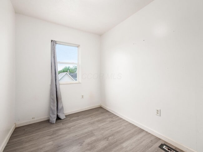 Building Photo - 100 S Oakley Ave