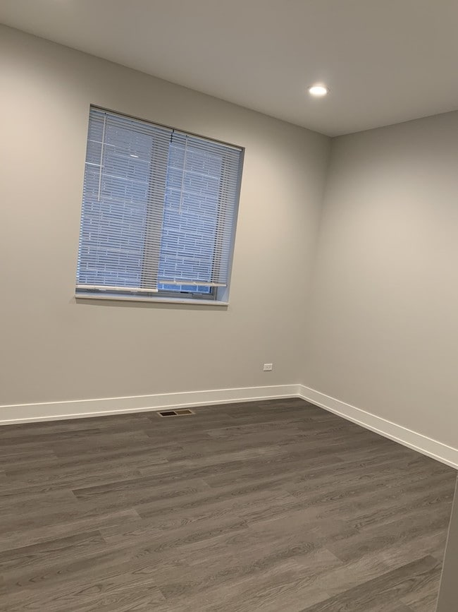 Building Photo - 3333 S Michigan Ave