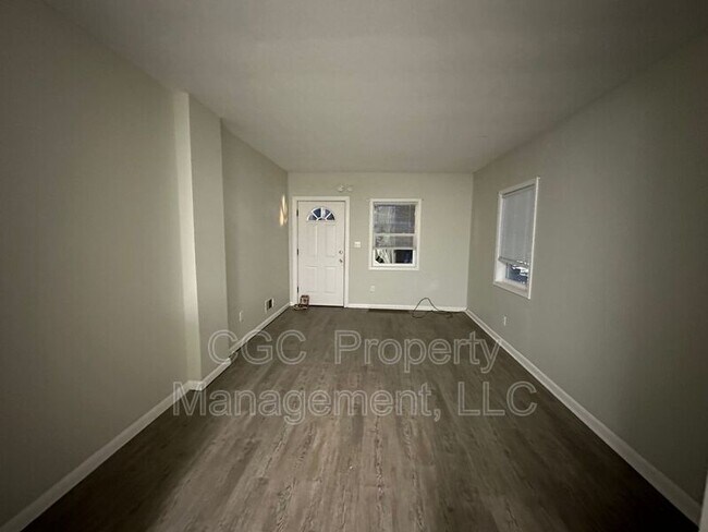 Building Photo - 4 1/2 Salsbury St