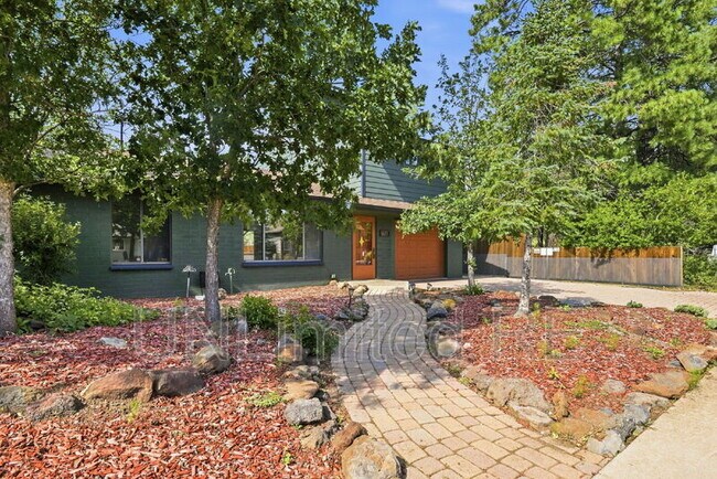 Building Photo - 2700 W Lynette Dr