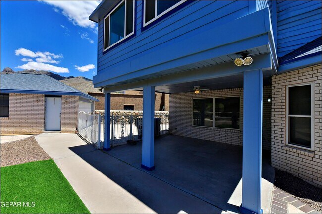 Building Photo - 529 Castlerock Ln
