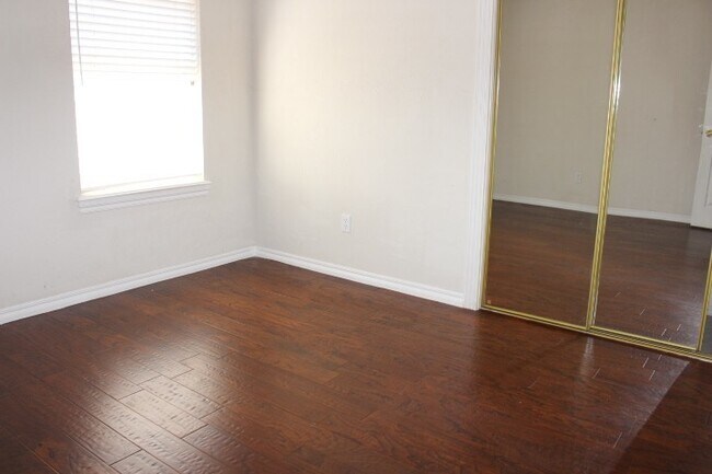 Building Photo - Great West side home located close to shop...