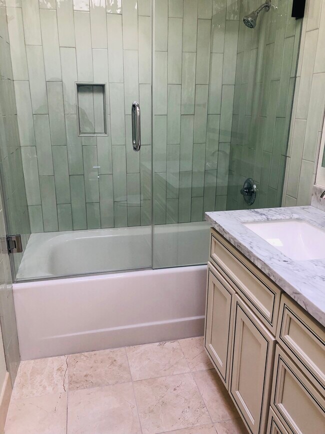 bathroom with tub - 246 Bonita Ln