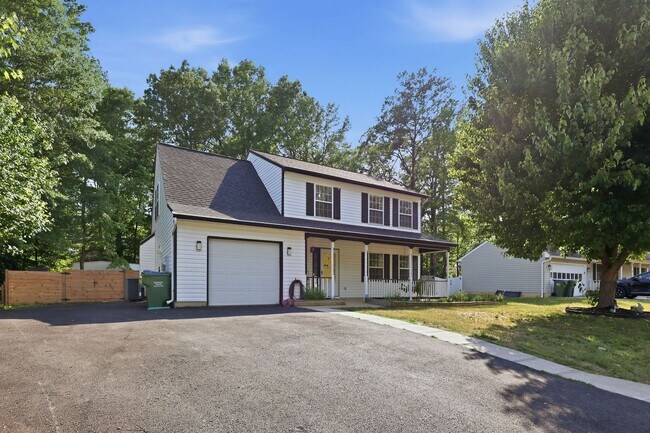 Building Photo - Charming Craftsman-style beauty built in 2022 offering the perfect blend of modern comfort, thoug...