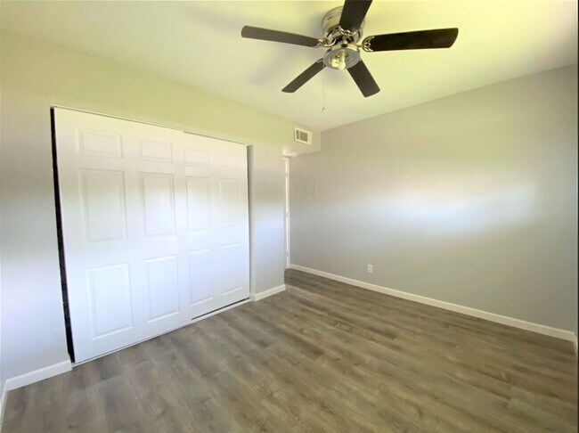 Building Photo - 817 E Bellevue Rd