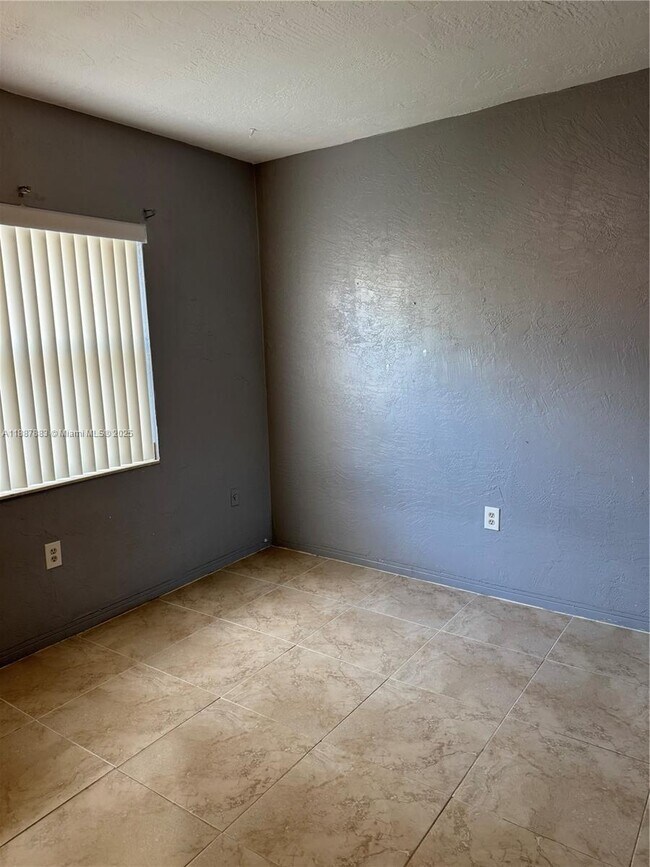 Building Photo - 6027 SW 36th Ct