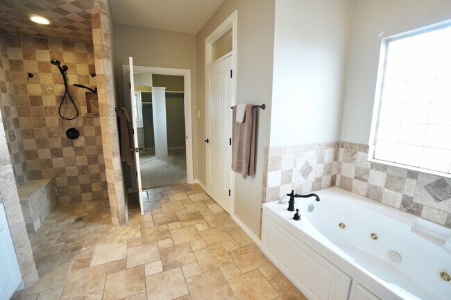 Building Photo - 4 Bedroom 3 Bathroom Home is Llano Estates!