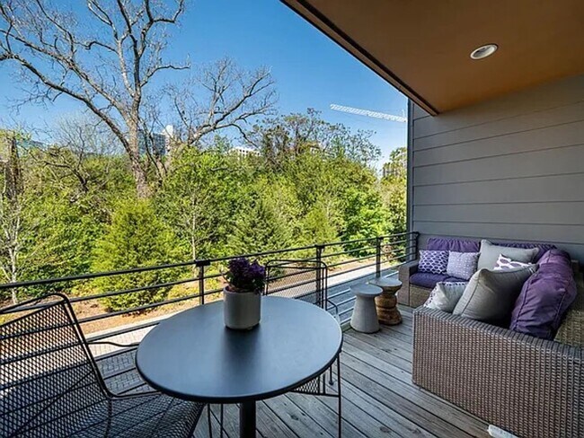 Building Photo - Premier 2BD, 2.5BA Downtown Raleigh Townho...