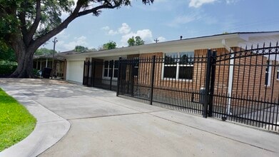 Building Photo - 902 Hidden Valley Dr