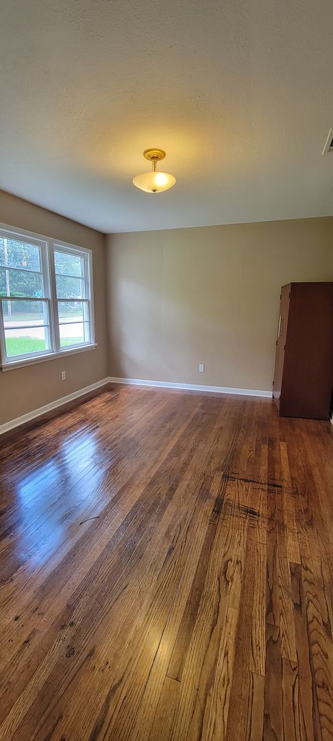 Building Photo - Gorgeous 4 bedroom/1 bath with beautiful k...