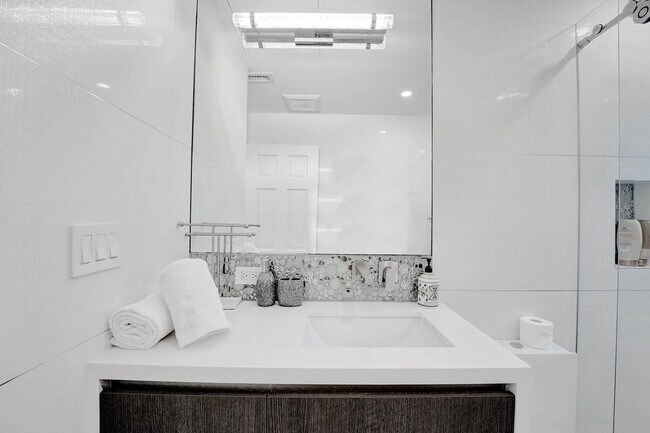 Building Photo - 614 Poinciana Dr