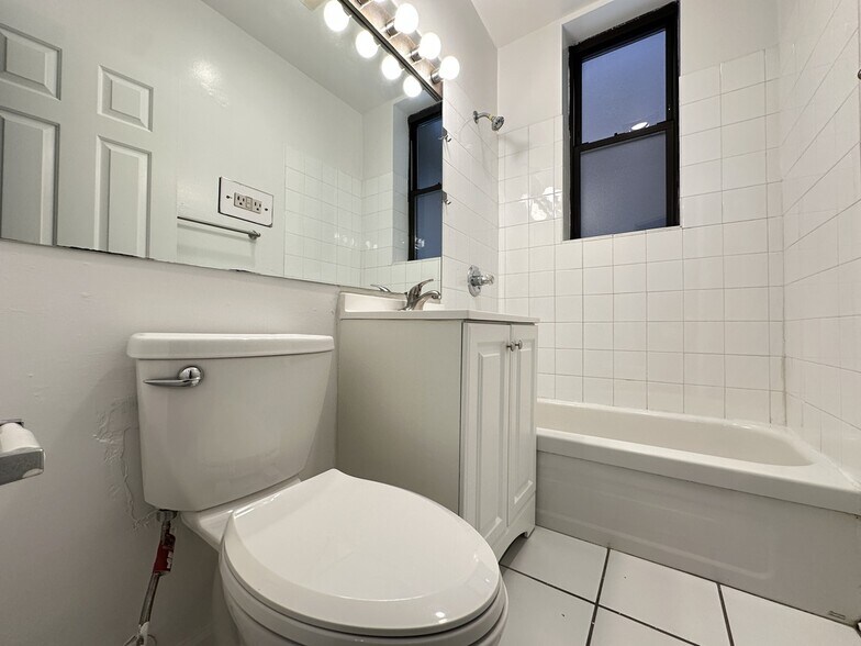 Building Photo - 922 W Dakin St