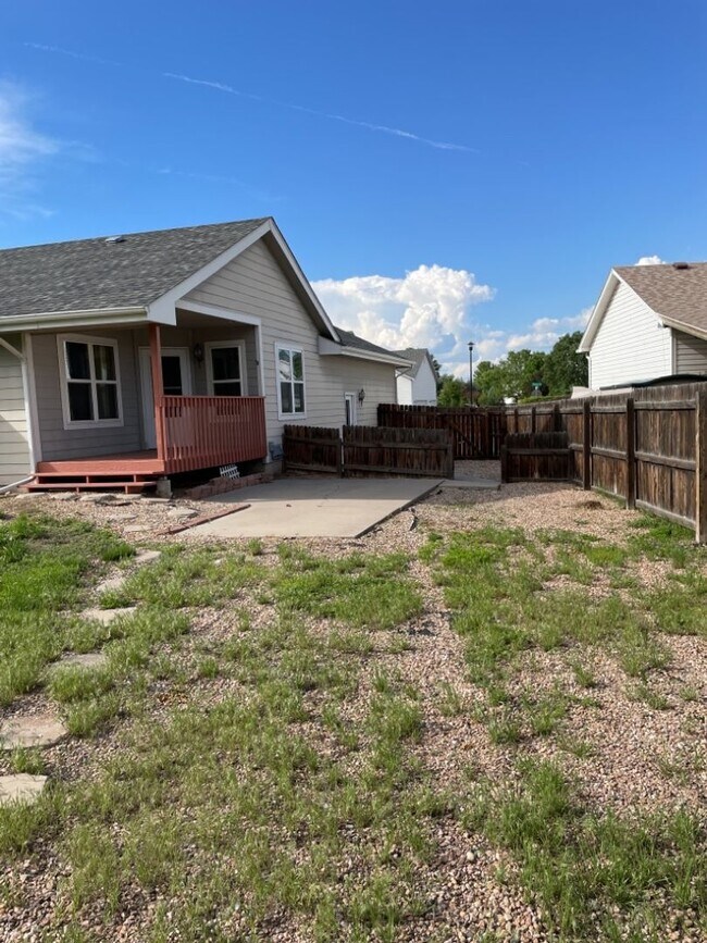 Building Photo - 4 Bed 2.5 Bath Home in Windsor