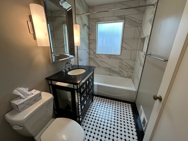 Building Photo - 1376 Darling St