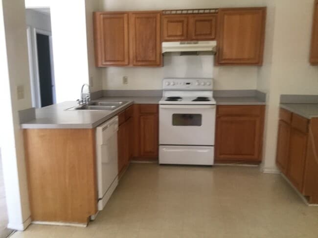 Building Photo - Cute 2 Bedroom 1 Bath Home