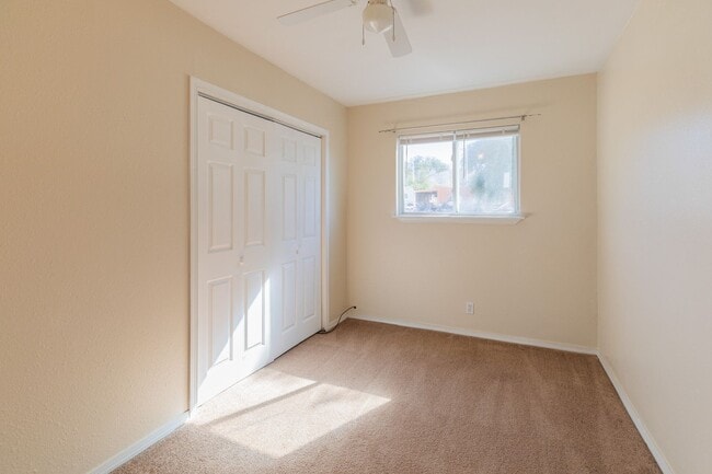 Building Photo - Conveniently located 3 Bedroom with Conver...