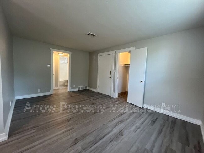 Building Photo - 1100 S 25th St