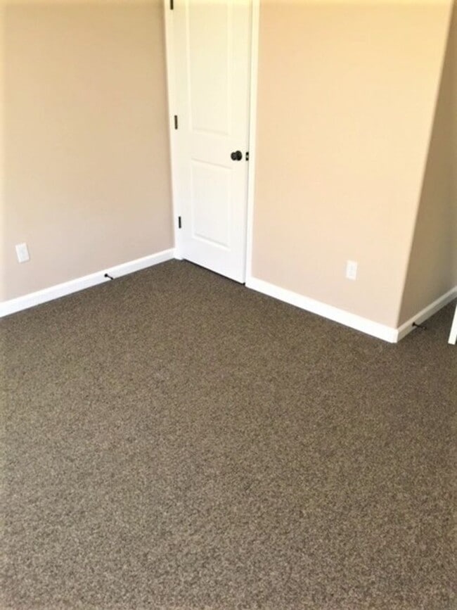 Building Photo - 5bed/3.5 bath Home