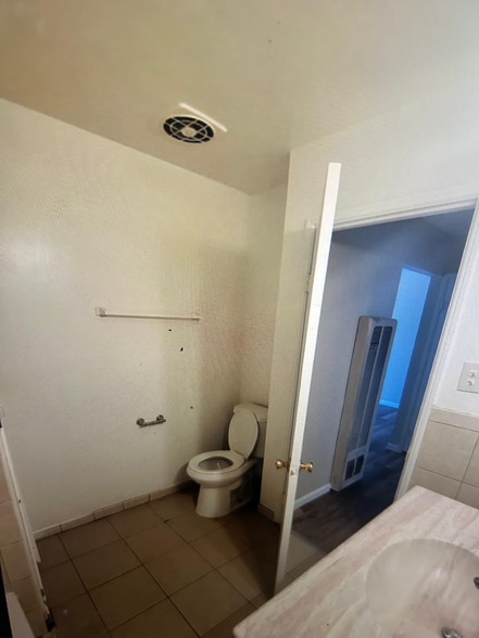 Building Photo - 1321 E San Bruno Ave