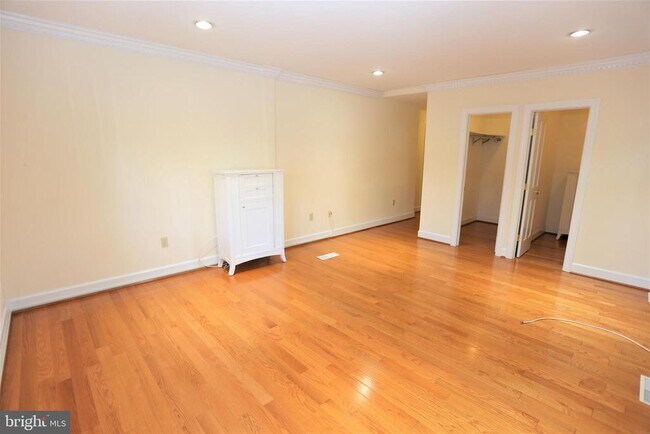 Building Photo - 9705 Fernwood Rd