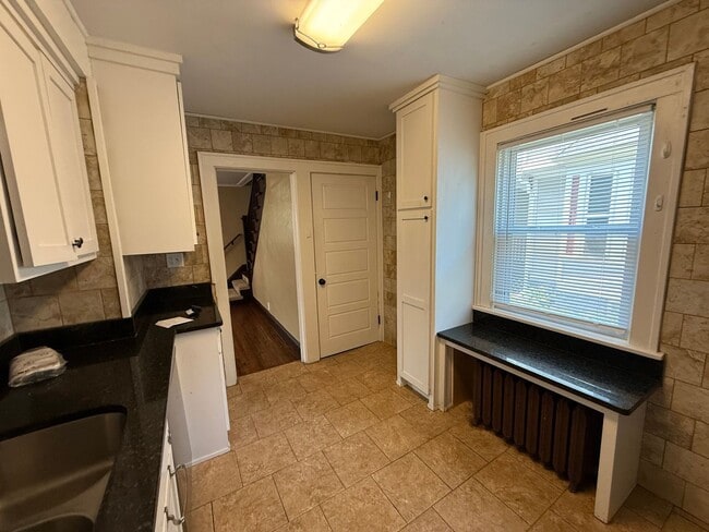 Building Photo - Charming 3 bedroom 1 bath in University/Lexington neighborhood!