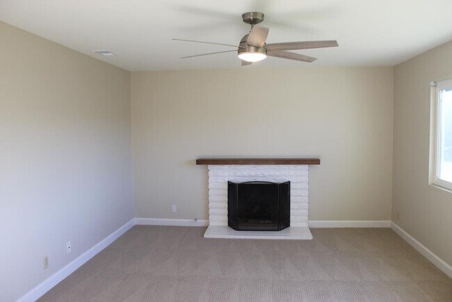Building Photo - 4Bed/2Bath Remodeled Home in Carlsbad with a Pool~ Trieste