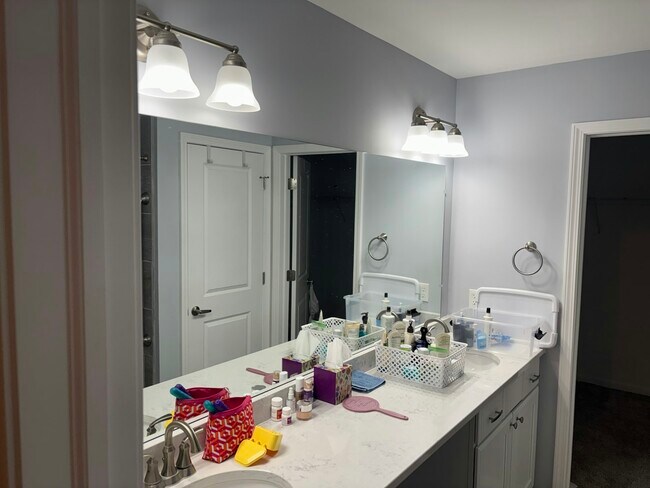 Building Photo - 2142 Hidden Ridge Dr