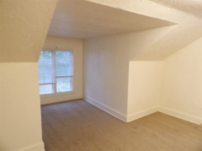 Building Photo - 716 NW Ferris Ave