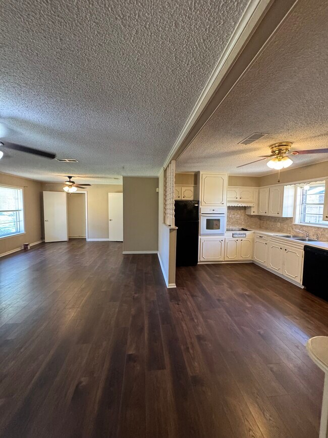 Building Photo - 8101 Karen Dr