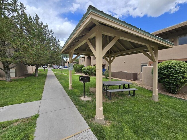 Building Photo - 601 W San Mateo Rd