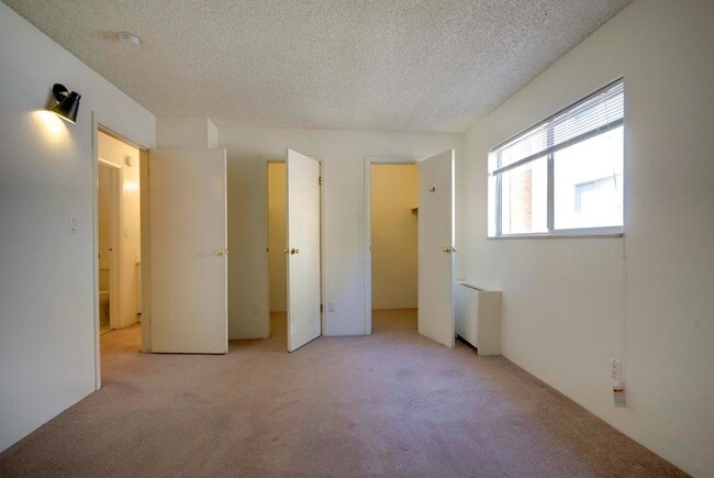 Building Photo - PRE-LEASE! 2 bed 1.5 Bath Condo at The Wimbledon!