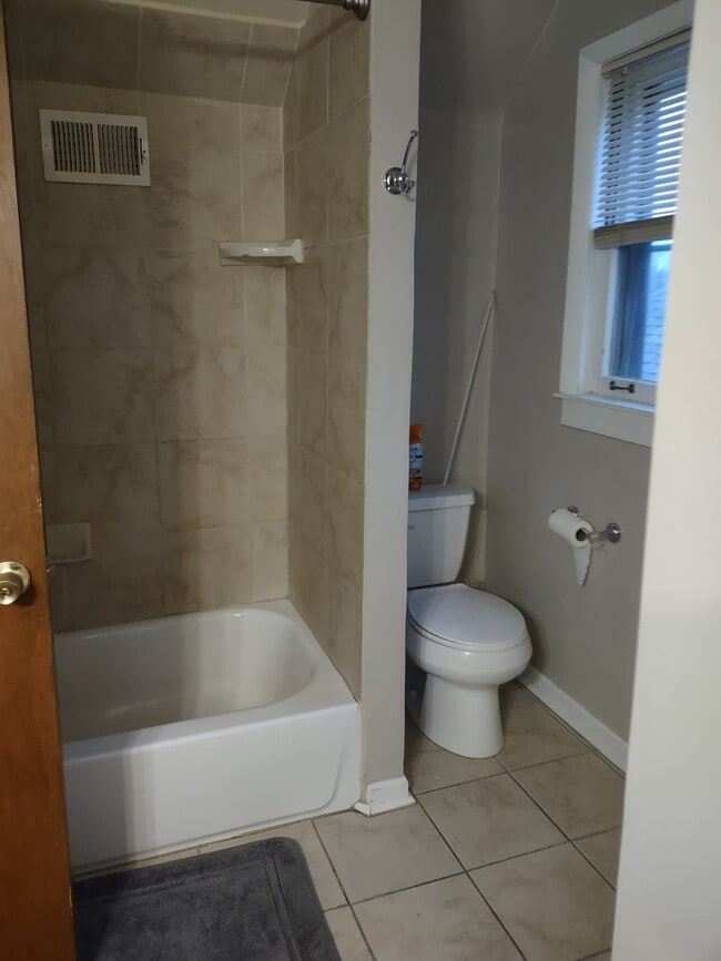 Building Photo - 5056 Jarvis Ave