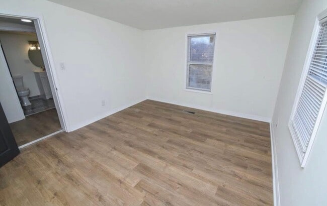 Building Photo - 5 Lake St